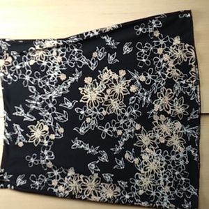 ToTo Women's beautiful skirt in size 1XL Black w Tan & White flowers.